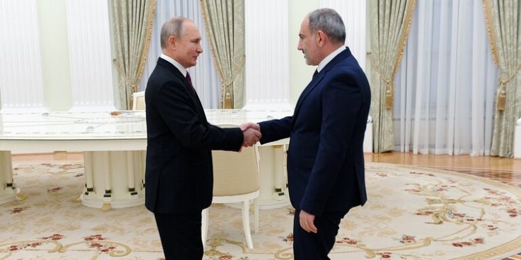 بوتين يناقش بالهاتف مع باشينيان الوضع في قره باغ