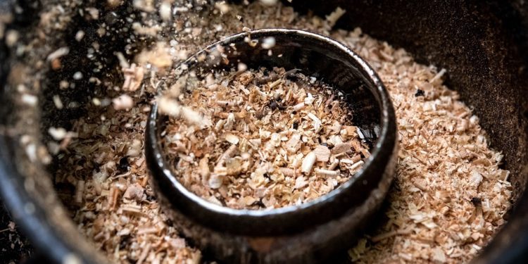 صناعة مطهر من نشارة الخشب .. ابتكار يبهر العالم