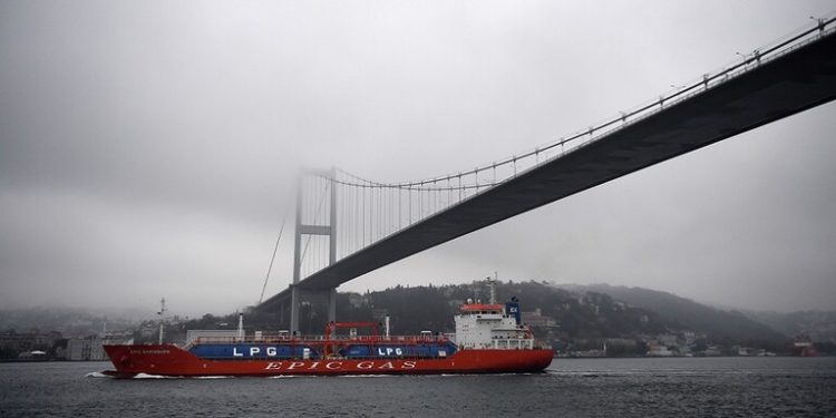 تركيا تغلق مضيق البسفورأمام حركة السفن