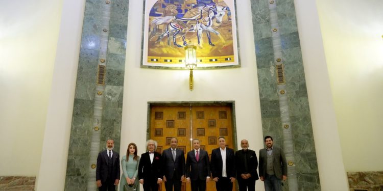 الكاظمي يستقبل عدداً من فناني دائرة السينما والمسرح