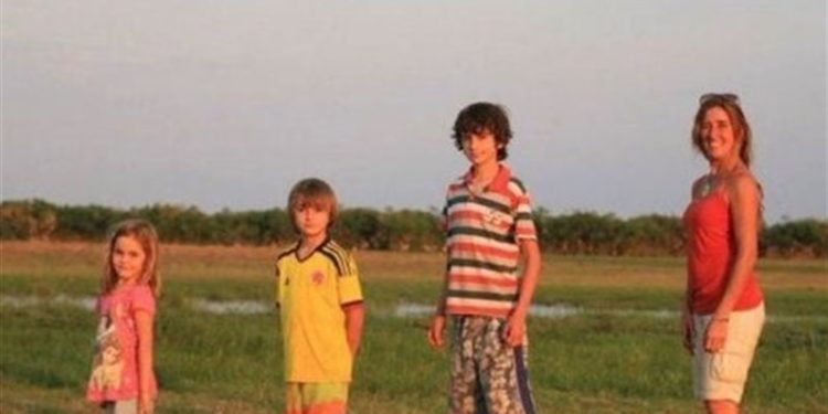 عائلة أرجنتينية تعود وطنها ,, بعد رحلة استمرت 22 عامًا بسيارة أثرية + صور و فيديو