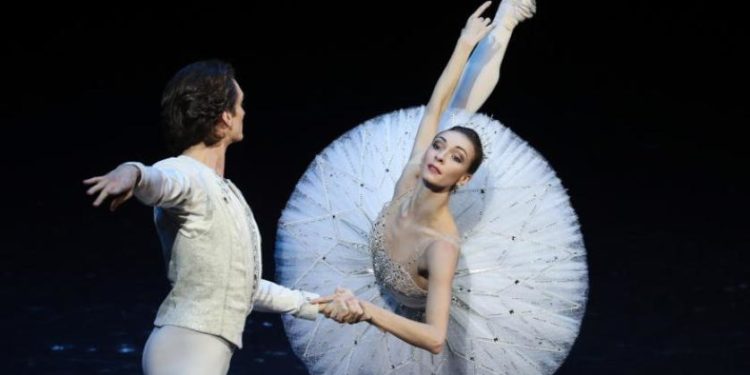 راقصة باليه روسية تترك البولشوي متجهة لأمستردام ,, احتجاجاً على الحرب