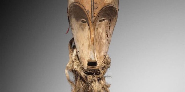 بيع قناع أفريقي نادر بأكثر من 4 ملايين $ في فرنسا