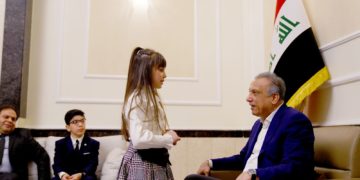 الكاظمي يستقبل الطفلة الموهوبة ستيلا نور