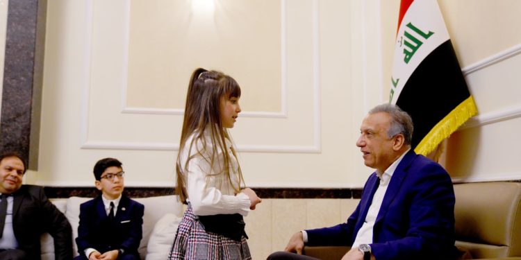 الكاظمي يستقبل الطفلة الموهوبة ستيلا نور