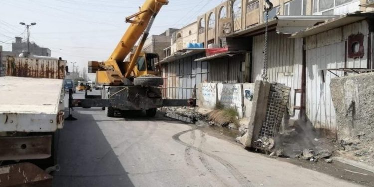 المباشرة برفع الكتل الكونكريتية من سوق شلال في منطقة الشعب