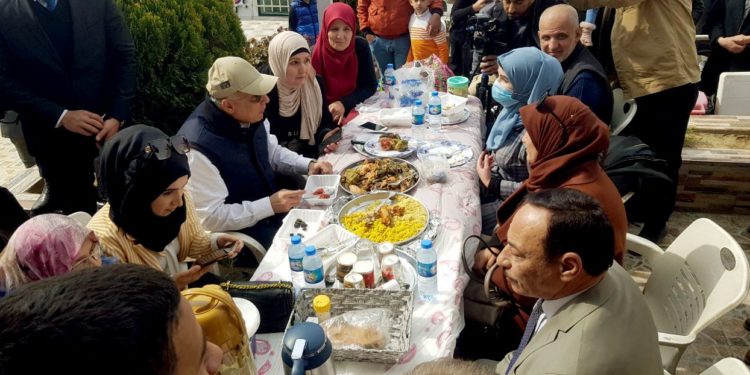 الكاظمي يجري جولة في الموصل ويلتقي عدداً من مواطنيها + صور