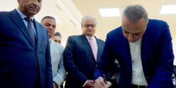 الكاظمي يزور مهرجان الواسطي للفن التشكيلي في وزارة الثقافة + صور
