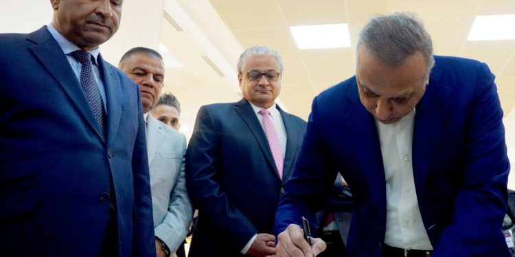 الكاظمي يزور مهرجان الواسطي للفن التشكيلي في وزارة الثقافة + صور