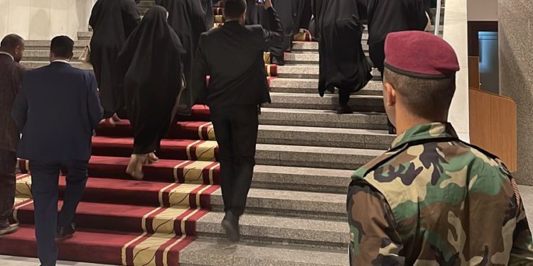 الكتله الصدرية تدخل قاعة البرلمان
