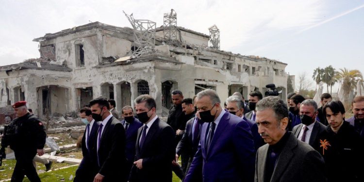 الكاظمي يتفقد الموقع الذي تعرض للقصف الصاروخي في اربيل