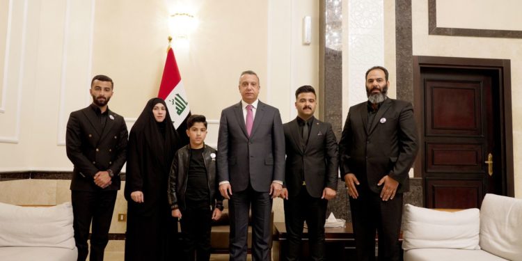 الكاظمي يستقبل عائلة الشهيد المهندس عبير الخفاجي + فيديو