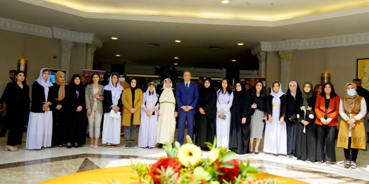 أبرز ما تحدث به الكاظمي خلال المؤتمر الذي عقد بمناسبة مرور عام على تشريع قانون الناجيات + صور