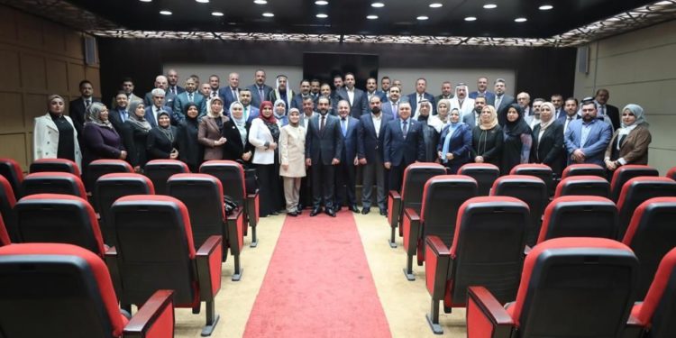 من سيكون داخل الجلسة ؟!