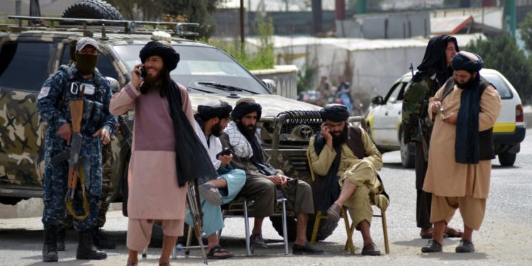 طالبان تفرض ارتداء “اللباس الأفغاني” و توقف الموظفين غير الملتحين عن العمل