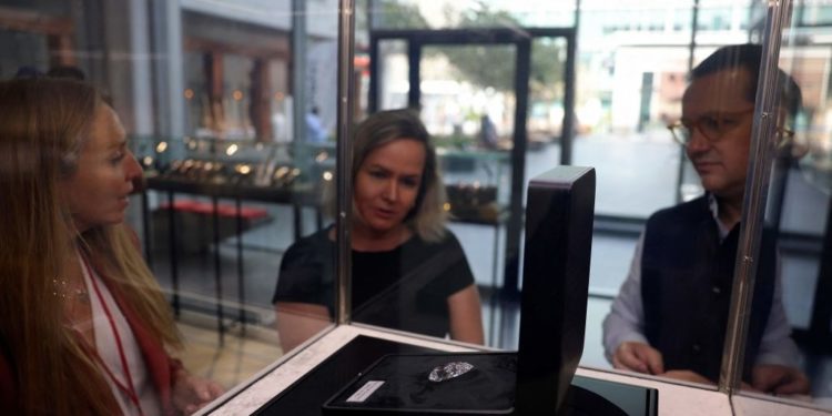 الأكبر في تاريخ المزادات وتوقعات ببيعها بـ30 مليون$ ,, عرض الماسة الصخرة للبيـــع في دبي