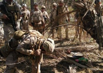 القبض على مطلوب بتهم الإرهاب أقصى غربي العراق + صور