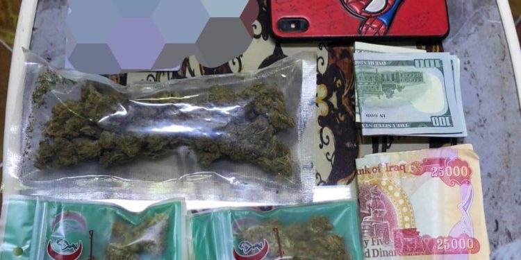 القبض على عصابة مخدرات و فتاة في حالة تعاطي في شقة مشبوهة في المنصور