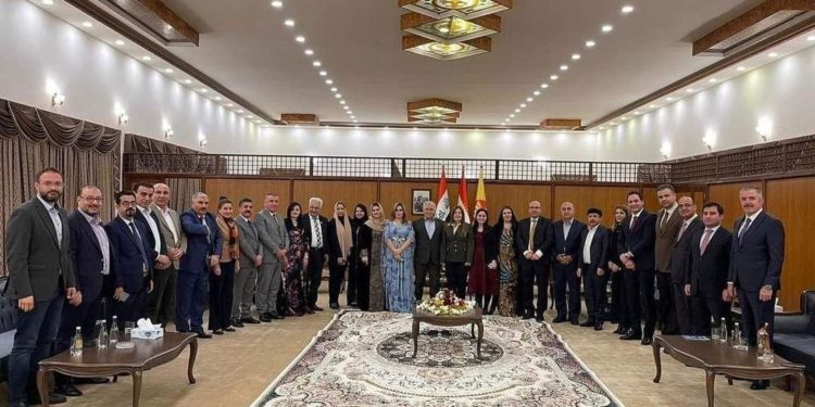 نواب حزب بارزاني يتوسطهم مرشح الرئاسة ريبر أحمد داخل البرلمان