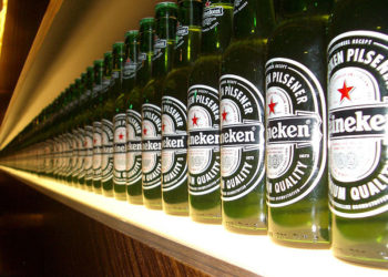 “هينيكن” توقف “إنتاج وبيع” الجعة في روسيا