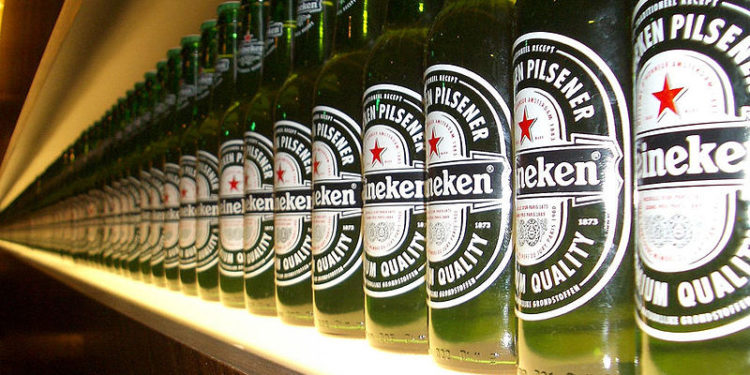 “هينيكن” توقف “إنتاج وبيع” الجعة في روسيا