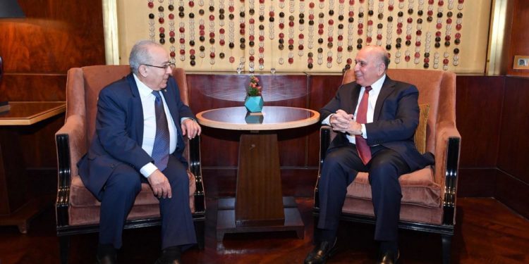 وزير الخارجية ونظيره الجزائري يبحثان الأزمات الجارية على الساحتين الإقليمية والدولية