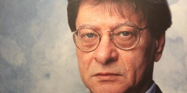 ثلاث نقاد عرب ومغن بريطاني يفوزون بجائزة “محمود درويش”