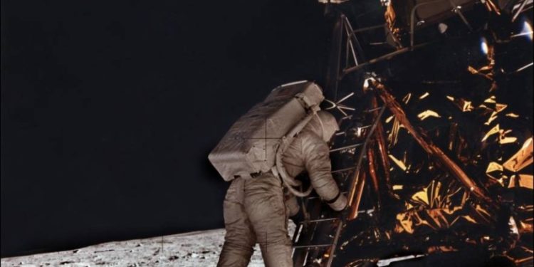 ناسا تبيع صورا أصلية بـ171 ألف $ التقطت على سطح القمر عام 1969