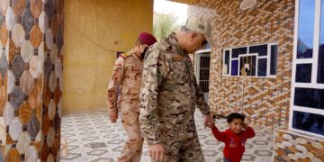 بالصور الكاظمي يتفقّد عدداً من منازل المواطنين في الرطبة