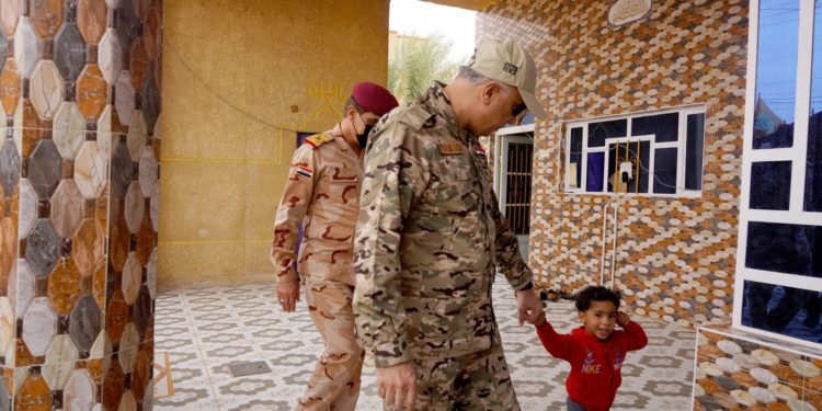 بالصور الكاظمي يتفقّد عدداً من منازل المواطنين في الرطبة