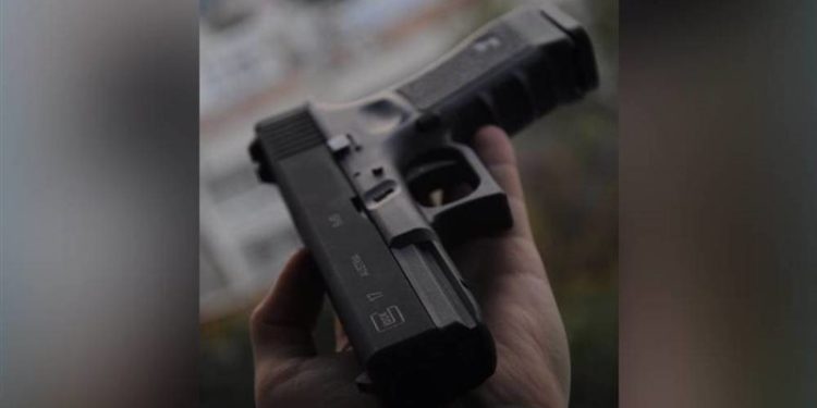 أفريقي يسرق 450 ألف درهم .. بــ”مسدس لعبة”