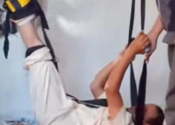 جلسات طبيعية غريبة لعلاج آلام الظهر والعمود الفقري (على طريقة إصلاح السيارات)