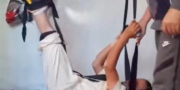 جلسات طبيعية غريبة لعلاج آلام الظهر والعمود الفقري (على طريقة إصلاح السيارات)