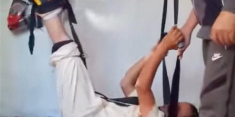 جلسات طبيعية غريبة لعلاج آلام الظهر والعمود الفقري (على طريقة إصلاح السيارات)