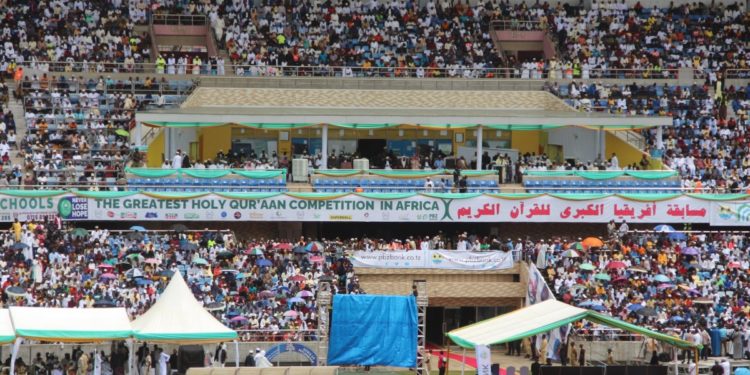 ملعب تنزانيا يحتشد بمئات الآلاف لمسابقة حفظ القرآن الكريم