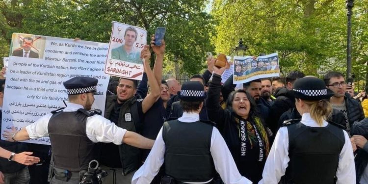 بالصور محتجون يتظاهرون أمام (مقر إقامة مسرور بارزاني) في لنـــدن