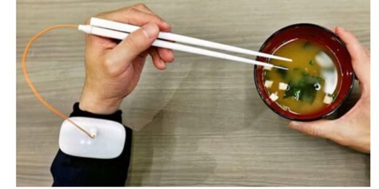 عيدان طعام كهربائية تنقل إلى الفم الإحساس بالملح لمنع الأمراض