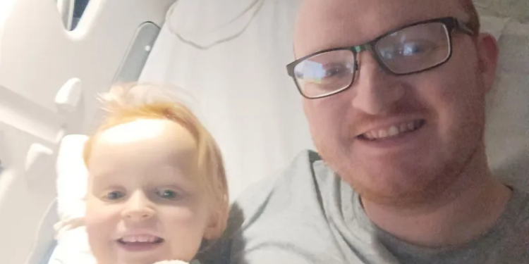 أب ينقذ حياة ابنته بنصف كبده ,, (كانت ستعيش ساعات فقط)