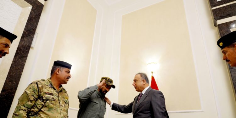 الكاظمي يستقبل منتسباً أمنياً بعد إنقاذه من محاولة انتحار