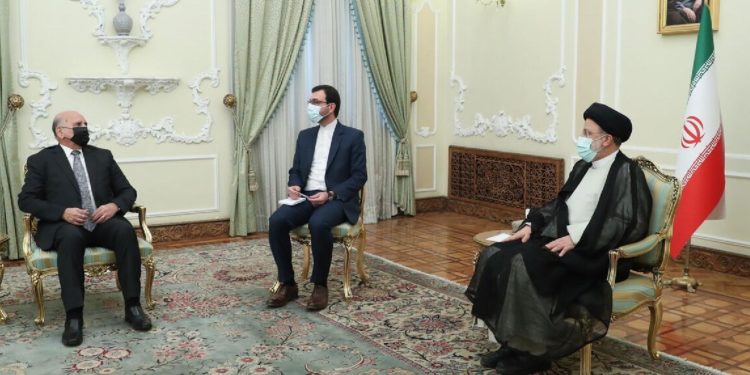 الرئيس الإيراني يعرب عن أمله بحدوث انفراج سياسي في العراق