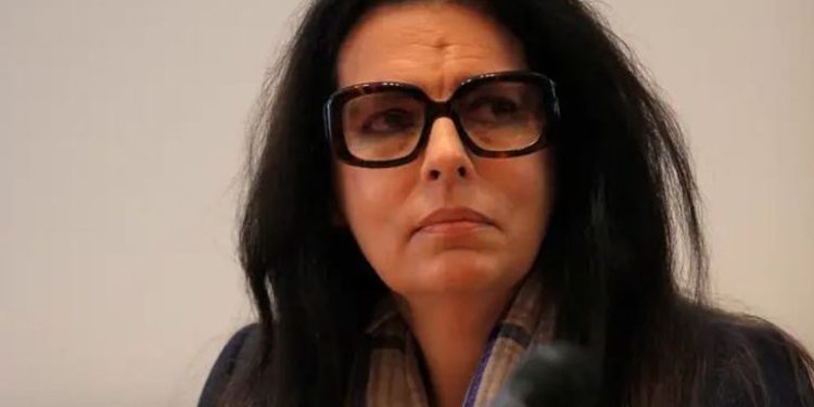 ثروتها تفوق ديون دولة عربية وهذه قصتها (أغنى سيدة على الأرض)