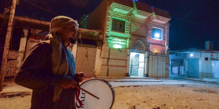 المسحراتي العراقي فلكلور يتحدى التكنولوجيا  بطبلته