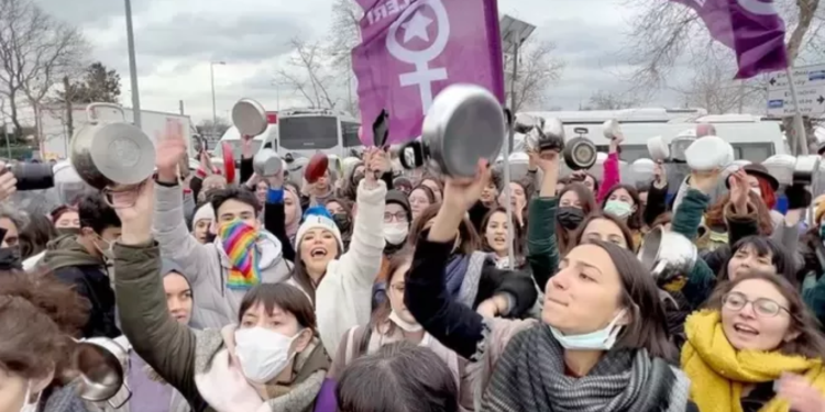 تركيــــات يتظاهرن بأواني الطهي احتجاجاً على ارتفاع الأسعار