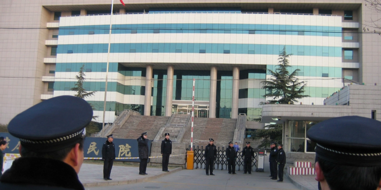 الصين تقضي بإعدام مواطن أمريكي .. استدرج رفيقته ثم طعنها بشكل وحشي حتى ماتت