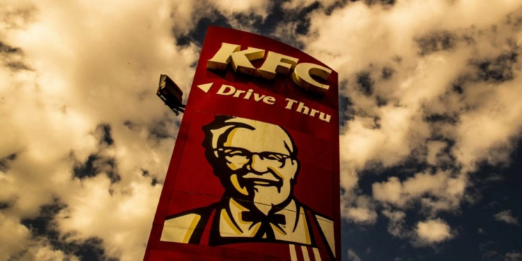 اتهامات لـ”كنتــــاكي” بتصوير الدجاج في مزارعها على غير الحقيقة