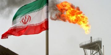 إيران ترفع سعر بيـــــع “النفط الخام” للآسيويين