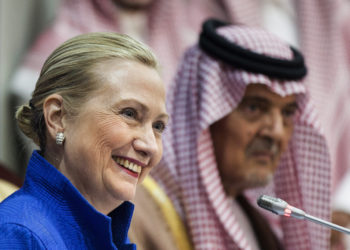هيلاري كلينتون تثير غضب (السعوديين) بتصريحات عن معاملة المملكة بأسلوب “العصا والجزرة”