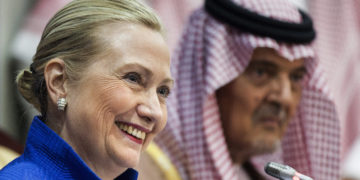 هيلاري كلينتون تثير غضب (السعوديين) بتصريحات عن معاملة المملكة بأسلوب “العصا والجزرة”