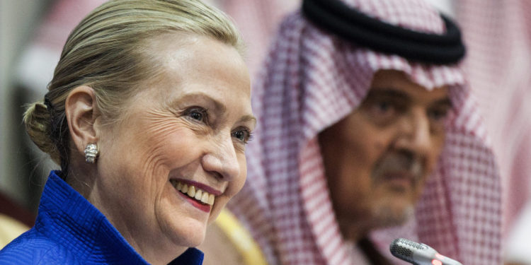 هيلاري كلينتون تثير غضب (السعوديين) بتصريحات عن معاملة المملكة بأسلوب “العصا والجزرة”