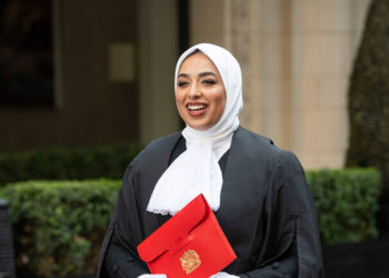 تعيين محامية محجبة مستشارة لملكة بريطانيا￼